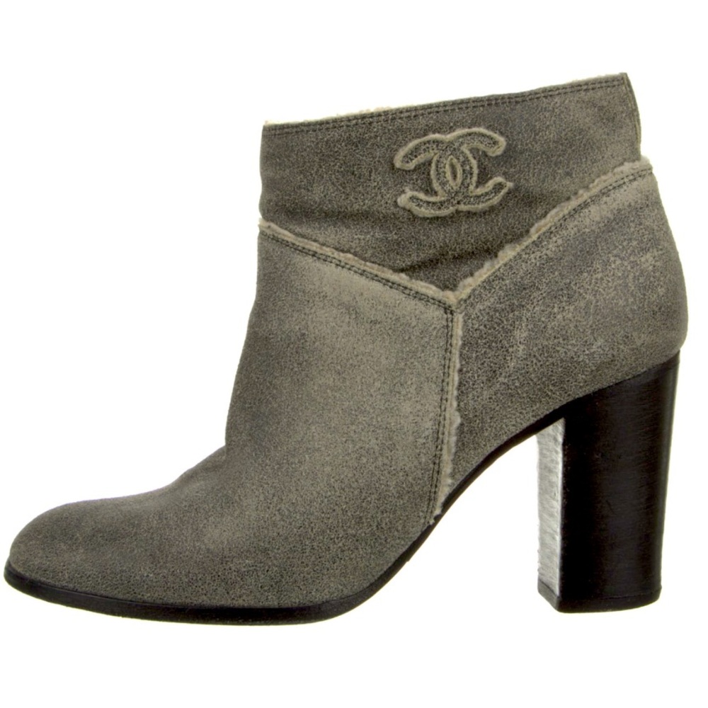 CHANEL interlocking CC shearling lined boots